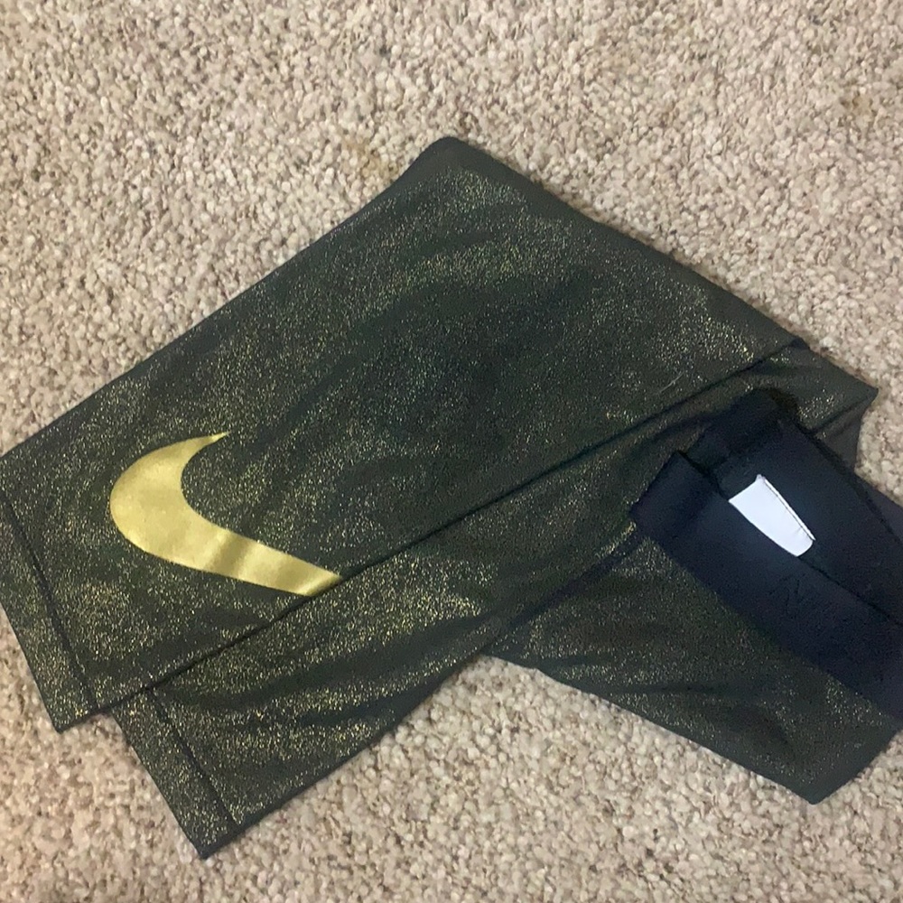 Women’s small gold and black Capri yoga pant